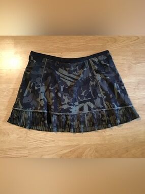 lululemon athletica Olive & Black Camouflage Pleated-Hem Skirt
